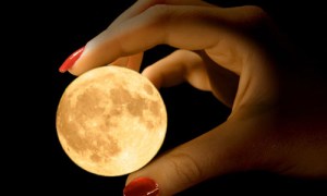 Mond in den Haenden